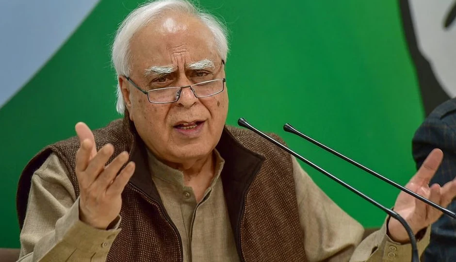 धनखड़ के इस्तीफे पर भावुक हुए कपिल सिब्बल, कहा - 'अब राज्यसभा में वो चेहरा नहीं दिखेगा जो हमेशा समझदारी की मिसाल था'