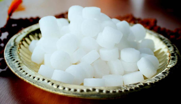 कपूर के इन टोटकों की मदद से बनते है बिगड़े काम