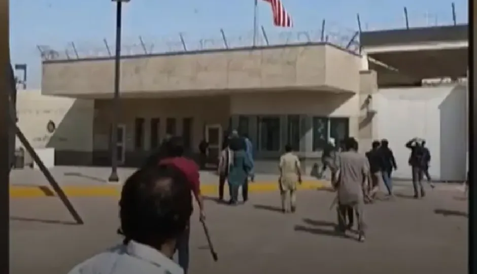 कराची में अमेरिकी कॉन्सुलेट के बाहर बवाल, फायरिंग में 8 की मौत; खामेनेई की मौत के विरोध में भड़की हिंसा