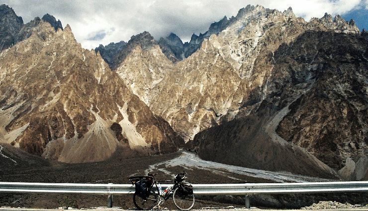 highest motorable passes,world’s highest roads,adventure travel,motorbike road trips,extreme road journeys,ladakh mountain passes,high-altitude roads,toughest roads in the world,mountain driving adventure,remote road trips,top motorable passes,bike tours himalayas,road trip challenge,offbeat travel destinations