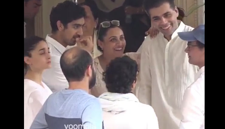 कृष्णा राज कपूर के अंतिम संस्कार में खुश दिखे करण जौहर और रानी मुखर्जी, वीडियो देखने के बाद आपको भी लगेगा झटका