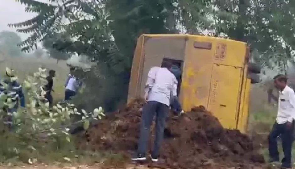 करौली में दर्दनाक बस हादसा: बच्चों से भरी स्कूल बस पेड़ से टकराकर पलटी, दर्जनभर घायल, लापरवाही पर SHO का फूटा गुस्सा