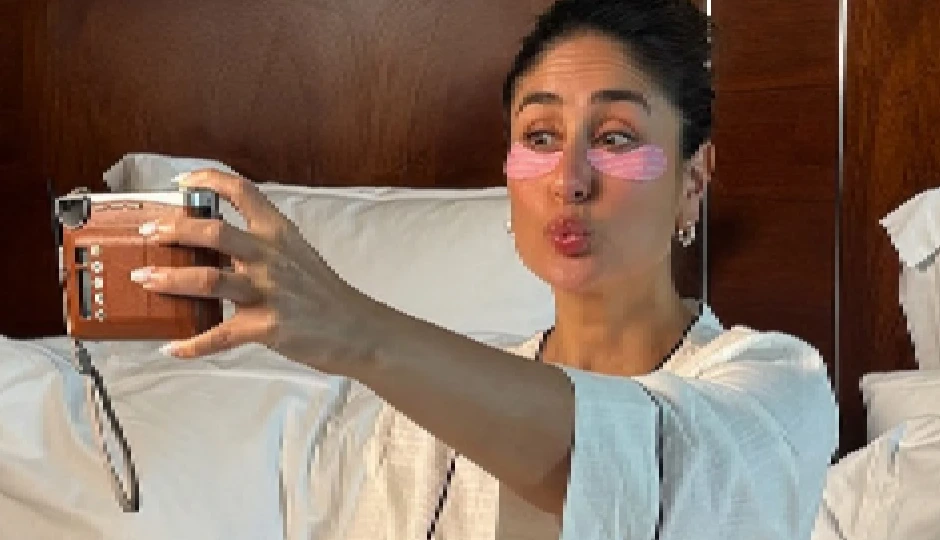 करीना कपूर खान की सेल्फी पर करण जौहर का फनी कमेंट, कहा– मुझे भी चाहिए ये