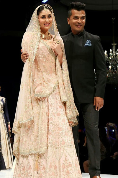 Kareena Kapoor Khan,kareena kapoor khan latest ramp look,kareena kapoor khan bridal ramp look,vikram phadnis