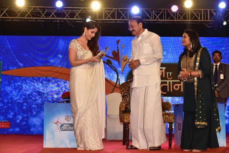 bollywood,Kareena Kapoor,troll,award function