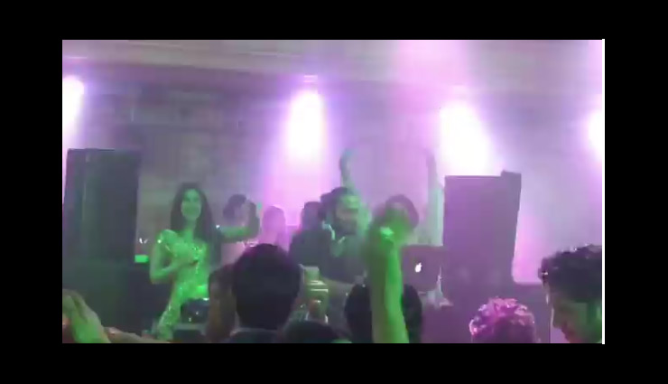 हाथ में जाम लिए पति के गाने पर जमकर झूमीं करीना, वीडियो वायरल