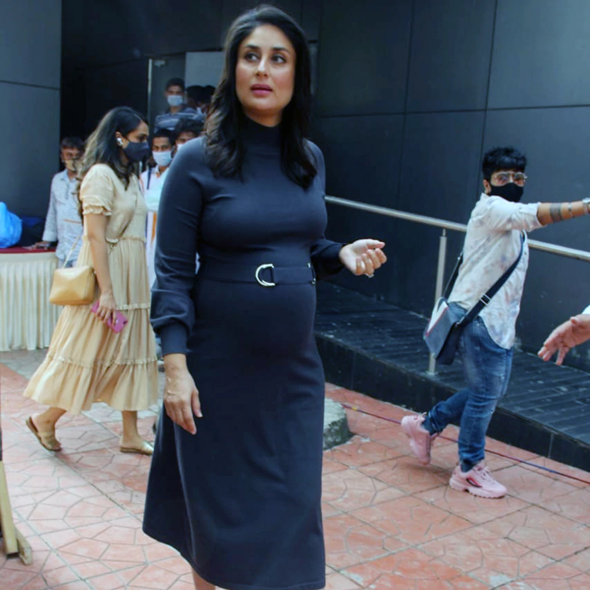 Kareena Kapoor,Kareena Kapoor Khan,kareena kapoor pregnant,kareena kapoor flaunts baby bump,kareena kapoor news,entertainment,bollywood news