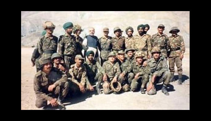 1999 में जब सैनिकों के साथ एकजुटता दिखाने का पीएम मोदी को मिला था अवसर, शेयर की युद्ध के समय की तस्वीरें