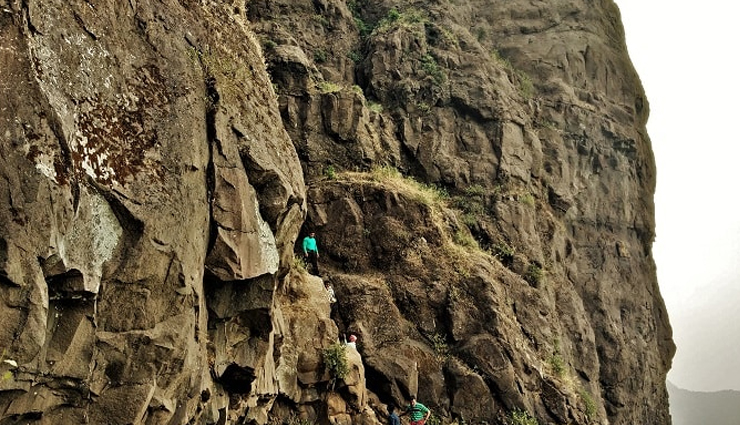 karjat,places to explore in karjat,tourist places in karjat,kondana caves,ulhas valley,sondai fort,kondeshwar temple,peth fort,bahiri caves,bhivpuri waterfall