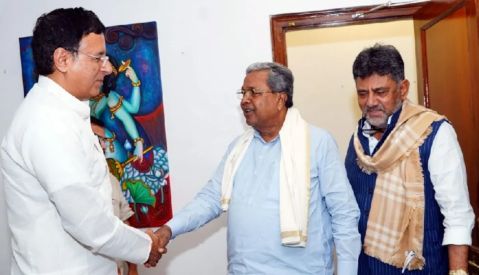 कर्नाटक में सीएम बदलने की अटकलें तेज़, सिद्धारमैया और डीके शिवकुमार दिल्ली में ताकत की आज़माइश