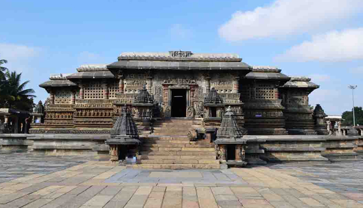 karnataka,tourist attractions in karnataka,places to visit in karnataka,bangalore and mysore palace,hampi and badami rocks,coorg and chikmagalur coffee,aihole and pattadakal monuments,melukote and bylakuppe town,belur and halebidu temples,gokarna and karwar beach