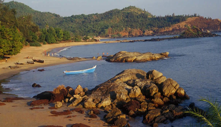 karnataka,tourist attractions in karnataka,places to visit in karnataka,bangalore and mysore palace,hampi and badami rocks,coorg and chikmagalur coffee,aihole and pattadakal monuments,melukote and bylakuppe town,belur and halebidu temples,gokarna and karwar beach