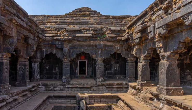 karnataka,places to explore in karnataka,bangalore palace,lal bagh,chamundeshwari temple,virupaksha temple,abbey falls,hoysaleswara temple,mahabaleshwar temple,tipu sultans summer palace