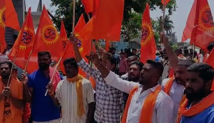कर्नाटक: जामिया मस्जिद के बाहर जुटे हिंदू संगठन, हनुमान चालीस का जाप करने पर अड़े 