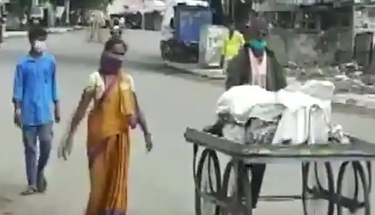 पिता के शव को अंतिम संस्कार के लिए  ठेले पर रख ले गया बेटा, कोरोना से खौफ के चलते रिश्तेदारों ने नहीं लगाया हाथ