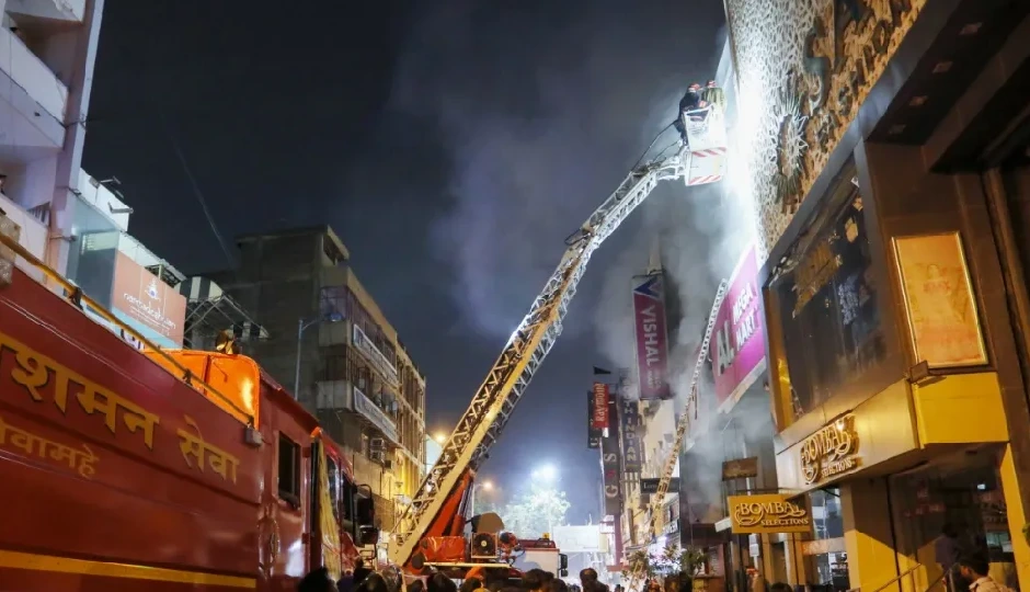 दिल्ली: करोल बाग के विशाल मेगा मार्ट में लगी भीषण आग, लिफ्ट में फंसे एक शख्स की दर्दनाक मौत