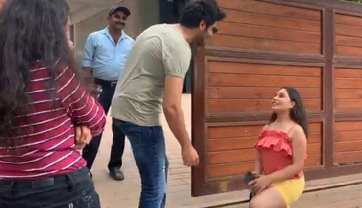 कार्तिक आर्यन के सामने घुटनों पर बैठ लड़की ने की ये हरकत, वीडियो वायरल