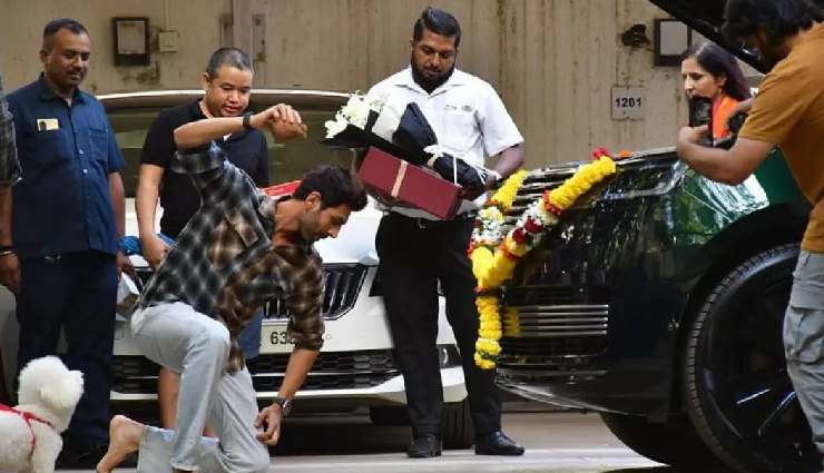 2 News : कार्तिक आर्यन के कार कलेक्शन में जुड़ी रेंज रोवर, शेयर की फोटो, किरण खेर ने भी खरीदी लग्जरी कार