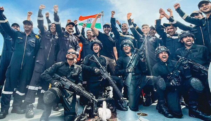 Independence Day: नौसेना अधिकारियों संग कार्तिक आर्यन ने की खूब मस्ती, लगाए 'भारत माता की जय' के नारे