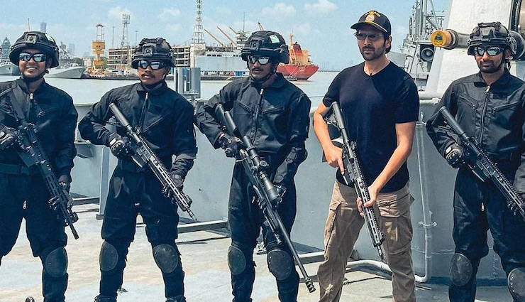 Independence Day: नौसेना अधिकारियों संग कार्तिक आर्यन ने की खूब मस्ती, लगाए 'भारत माता की जय' के नारे kartik aaryan,independence day 2022,independence day celebration,indian navy