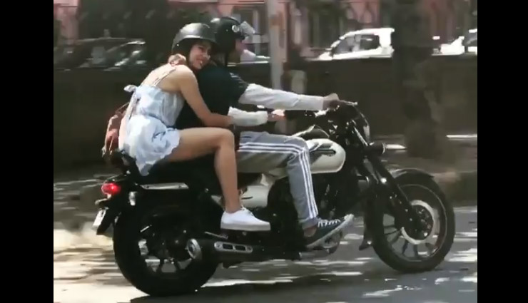  बाइक पर घूमते नजर आए कार्तिक-सारा, कहा - चालान कटेगा, देखे वीडियो