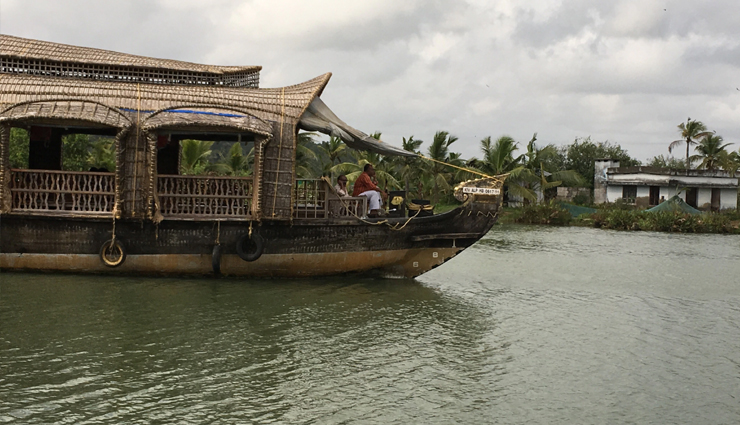 kollam tourist spots,top attractions in kollam,must-visit places in kollam,best places in kollam,jatayu earth’s center kollam,thangassery lighthouse,palaruvi falls kollam,kollam travel guide