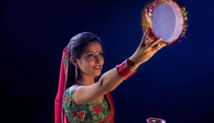 महिलाएं करवा चौथ के दिन इन 5 चींजों को करने से बचे, वरना...