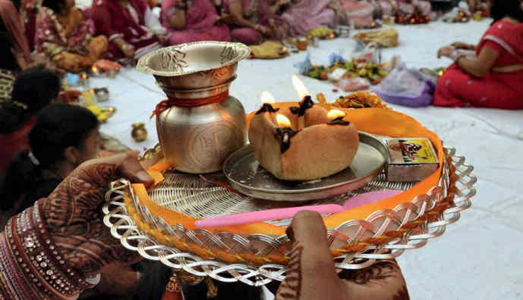 Karwa chauth 2023: करवा चौथ की पूजा के शुभ मुहूर्त, पूजन सामग्री की जरूरी 34 चीजें