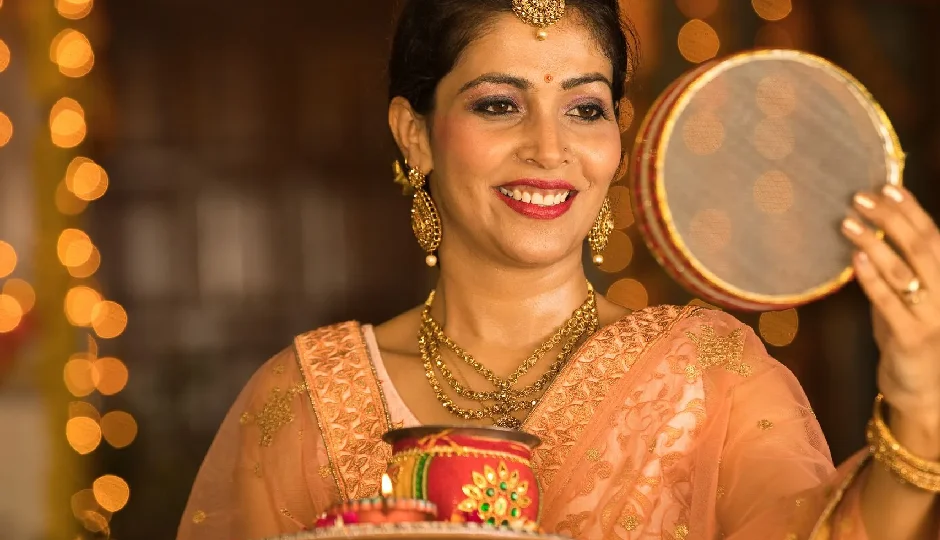 करवाचौथ पर अपने प्रिय को भेजें ये 10 रोमांटिक शायरी, प्यार की डोर होगी और भी मजबूत