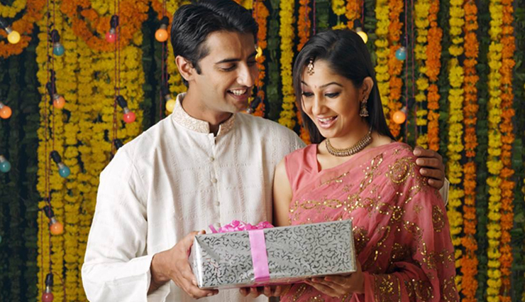 इन सस्ते गिफ्ट्स की मदद से करें करवाचौथ पर अपनी पत्नी को खुश 