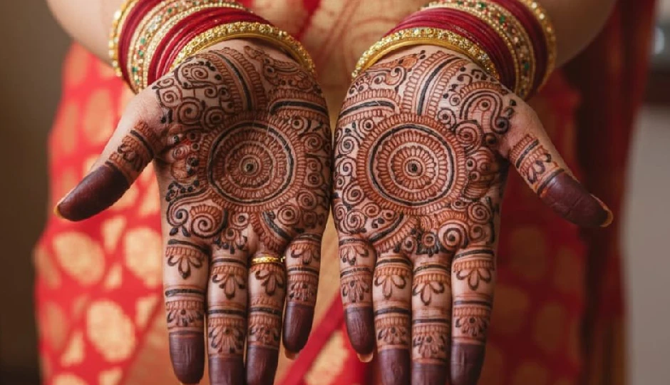 करवाचौथ पर मेहंदी में मिलाएं ये खास चीजें, बढ़ेगा प्यार और रिश्ते में आएगी नई मजबूती