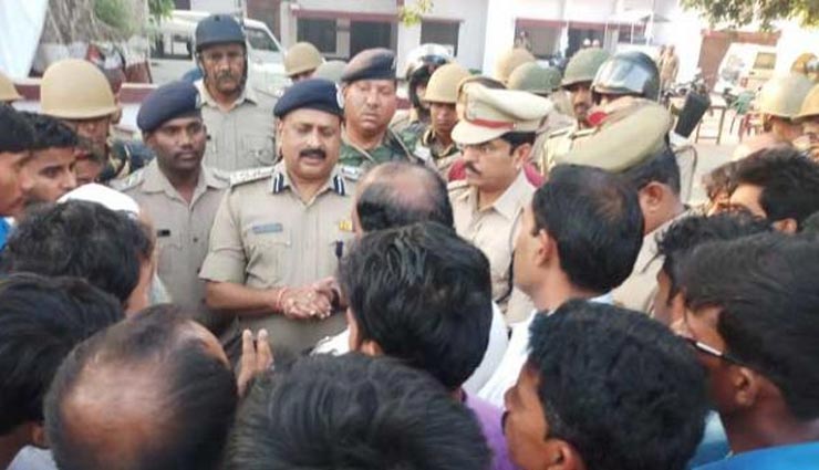 कासगंज: तीन लोगों की हत्या से सनसनी, चारपाई पर रस्सियों से बांध किया सरियों से वार