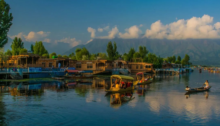 things to do in kashmir,must-do activities in kashmir,places to visit in kashmir,best time to visit kashmir,kashmir tourism,srinagar sightseeing,dal lake shikara ride,houseboat stay in kashmir,trekking in kashmir,gulmarg skiing,sonamarg camping,pahalgam adventure sports,mughal gardens visit,shopping in kashmir,kashmiri cuisine,kashmiri culture and traditions,kashmiri handicrafts,kashmiri shawls and pashminas,kashmiri saffron fields,kashmiri tea and kahwa