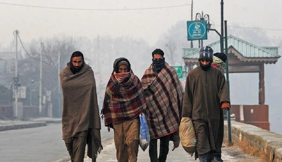 कश्मीर में ठंड की मार बरकरार… सोनमर्ग बना सबसे सर्द इलाका, बर्फबारी और बारिश का अलर्ट जारी