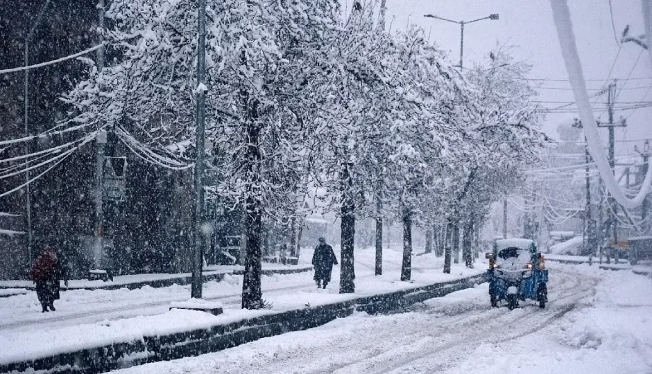 कश्मीर-हिमाचल की बर्फबारी ने बढ़ाई उत्तरी भारत में सर्दी, दिल्ली-NCR से लेकर यूपी-पंजाब तक शीतलहर का असर गहराया