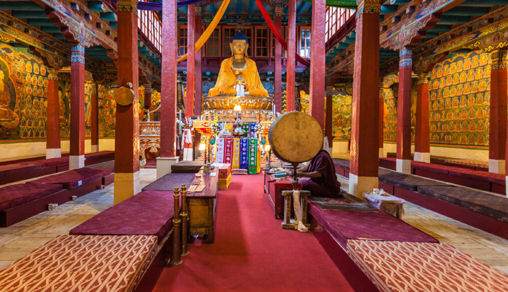 things to do in kashmir,must-do activities in kashmir,places to visit in kashmir,best time to visit kashmir,kashmir tourism,srinagar sightseeing,dal lake shikara ride,houseboat stay in kashmir,trekking in kashmir,gulmarg skiing,sonamarg camping,pahalgam adventure sports,mughal gardens visit,shopping in kashmir,kashmiri cuisine,kashmiri culture and traditions,kashmiri handicrafts,kashmiri shawls and pashminas,kashmiri saffron fields,kashmiri tea and kahwa