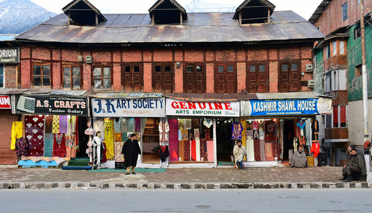 things to do in kashmir,must-do activities in kashmir,places to visit in kashmir,best time to visit kashmir,kashmir tourism,srinagar sightseeing,dal lake shikara ride,houseboat stay in kashmir,trekking in kashmir,gulmarg skiing,sonamarg camping,pahalgam adventure sports,mughal gardens visit,shopping in kashmir,kashmiri cuisine,kashmiri culture and traditions,kashmiri handicrafts,kashmiri shawls and pashminas,kashmiri saffron fields,kashmiri tea and kahwa