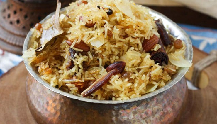famous food of kashmir,kashmir,rogan josh,modur pulav,matschgand,yakhni,dum olav,kashmiri mujigaad