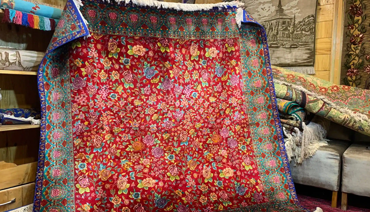 handicrafts of kashmir,kashmir,kashmiri carpet,kashmir shawls,wood carving,papermache,crewel