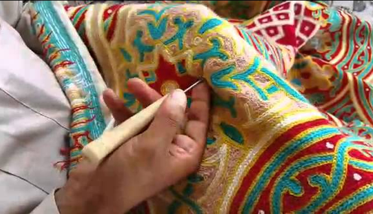 handicrafts of kashmir,kashmir,kashmiri carpet,kashmir shawls,wood carving,papermache,crewel