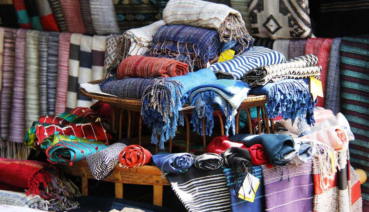 सस्ती शॉपिंग के लिए जाने जाते हैं भारत के ये 9 बाजार, कम पैसे में होगी ज्यादा खरीददारी affordable shopping,markets,india,shopping destinations,budget shopping,street markets,traditional markets,local handicrafts,shopping experience,souvenirs,clothing,jewelry,footwear,accessories,home decor,textiles,spices,snacks,bazaars,flea markets,shopping tips,bargaining,authentic products,travel,tourist attractions,cultural experiences,hidden gems,local vendors,festive shopping,city tours