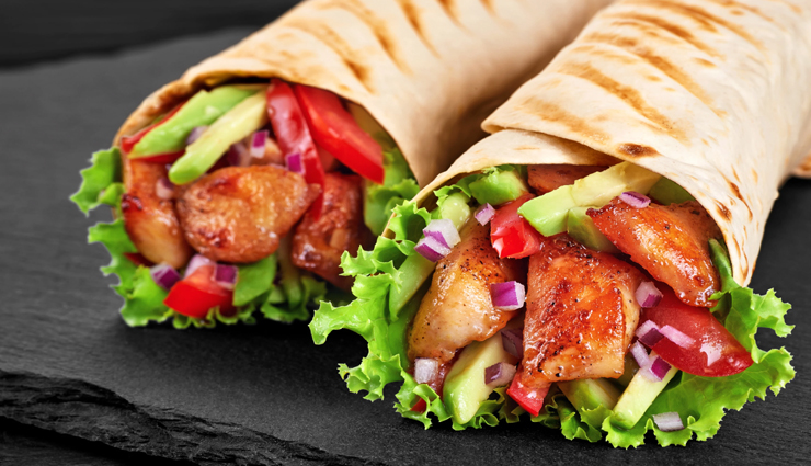 काठी रोल खाना शख्स को पड़ा भारी, चुकाने पड़े 3 लाख रुपए