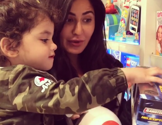 एयरपोर्ट पर बच्चे के साथ दिखीं कैटरीना कैफ, Video हुआ वायरल