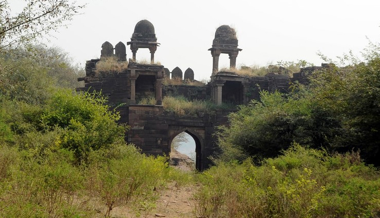 bhanwar vilas palace,keladevi kailadevi wildlife sanctuary,timangarh fort,madan mohan ji temple,city palace,places to visit in kaurali,places to visit in rajasthan