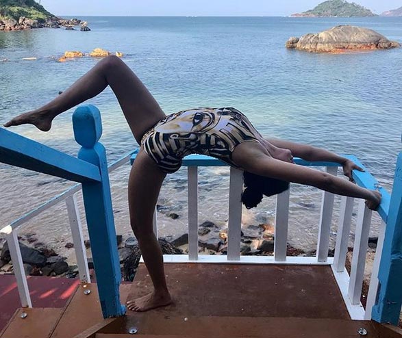 बिकिनी में कविता कौशिक का हॉट योगा, तस्वीरें सोशल मीडिया पर वायरल kavita kaushik,kavita kaushik bikini photos,kavita kaushik photos