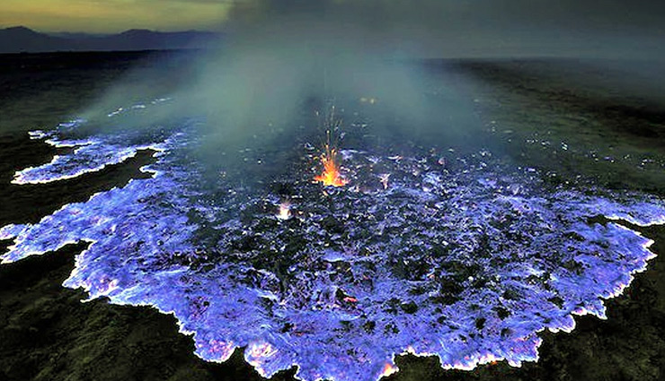 धरती का इकलौता ज्वालामुखी जो उगलता है नीला लावा, तेजाब की झील भी मौजूद