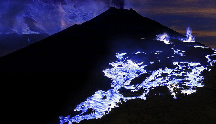 धरती का इकलौता ज्वालामुखी जो उगलता है नीला लावा, तेजाब की झील भी मौजूद kawah ijen volcano blue-lava,indonesia,volcano