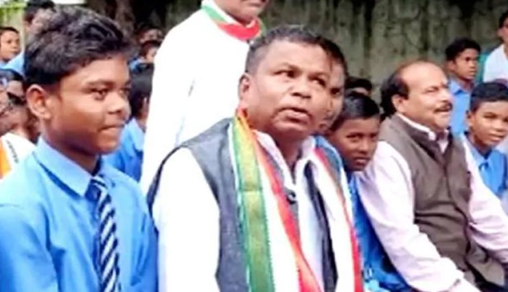 बच्चो के सवाल पर नेता जी का बेतुका जवाब, मंत्री बनना है तो पकड़ो कलेक्टर-एसपी का कॉलर, वीडियो वायरल 