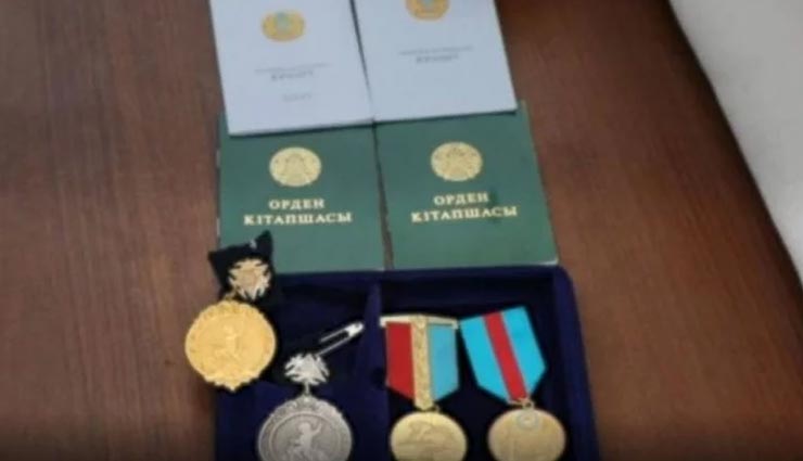weird news,weird incident,kazakhstan news,mother gets gold medal for seven children ,अनोखी खबर, अनोखा मामला, कजाखस्तान की खबर, हीरो मदर्स का मेडल, सात बच्चों पर गोल्ड मेडल