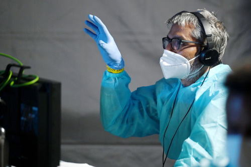 entertainment,tv,kbc,kaun banega crorepati,kbc 12,kbc 12 shooting,amitabh bachchan,amitabh bachchan on shooting sets,amitabh bachchan back to set,amitabh bachchan shooting,amitabh bachchan after covid 19 treatment,amitabh bachchan news